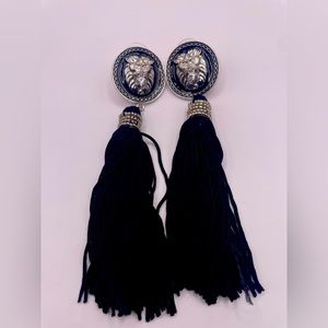 ⭐️Venus lion with gemstone black hanging tassel earrings